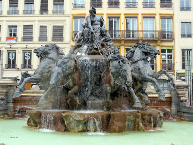 06-03-Lyon-14-0102-Place-des-Terreaux