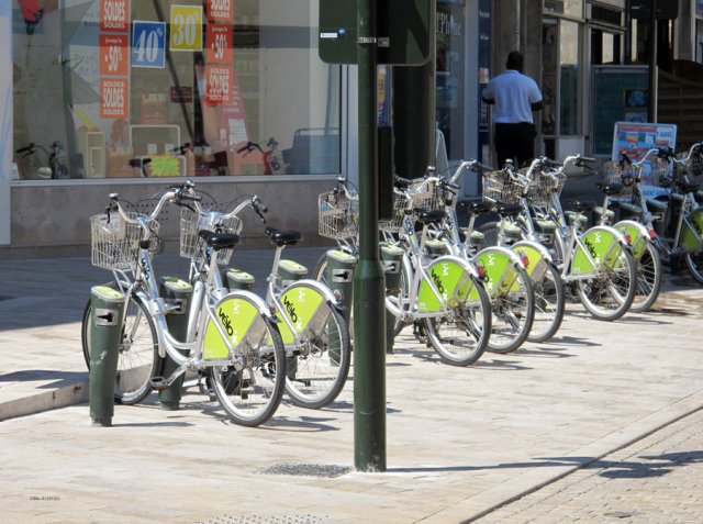 07-25-Orleans-66-0146-Orleans-Place-du-Martroi-Fahrradverleih