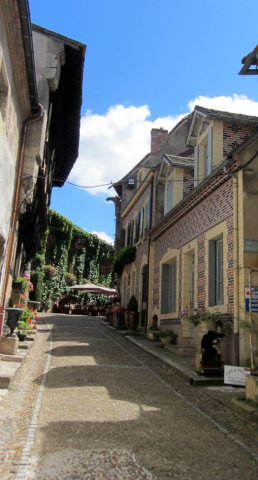 08-03-Diou-75-0110-Bourbon-Lancy-Altstadt