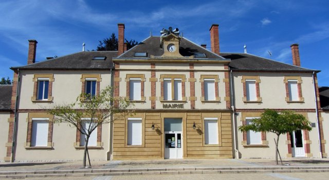 08-03-Diou-75-0180-Diou-Rathaus